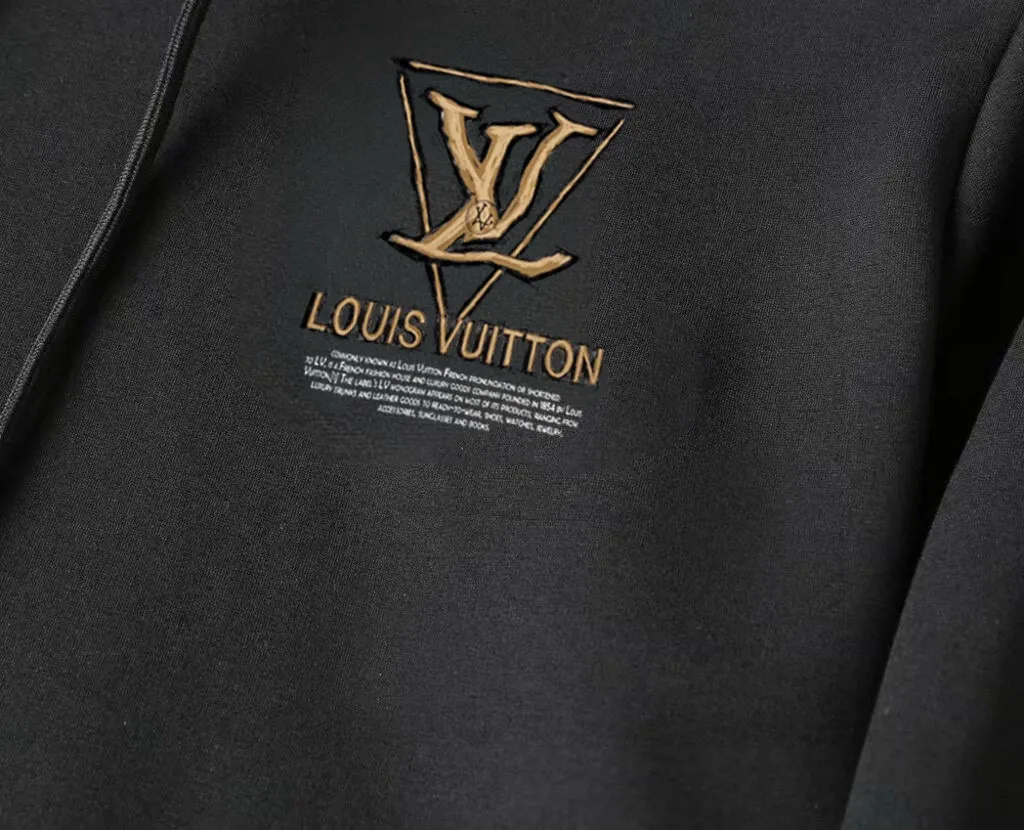 🅿️400 direct batch [LV Louis Vuitton] (Fat Man Gospel) hot-selling suit is coming. Focus on the original version of the official website. 2025 new hot-selling cardigan sweater suit. The original order is the best. 🇭🇰The meticulous work of top designers. Just for a fitting and perfect upper body effect. 100% natural high-quality Roman cotton, close-fitting comfort, noble and elegant! Original hardware embodies elegance and nobility! Counter size: M-5XL (maximum wear up to 220 pounds)